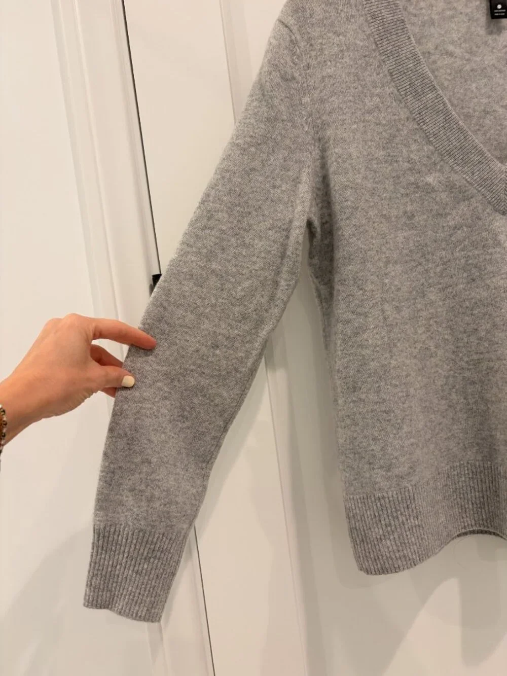 Bloomingdale's Aqua Cashmere Light Grey V Neck Sweater - NWT